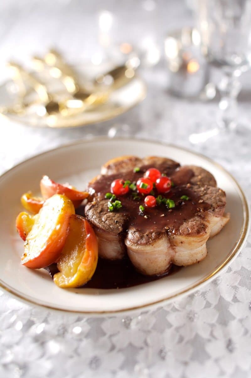 Recette de Tournedos de chevreuil aux pommes et jus de groseilles