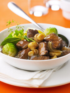 Civet de sanglier aux champignons de Paris et choux de Bruxelles
