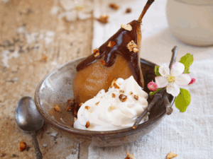 Poires pochées chocolat chantilly