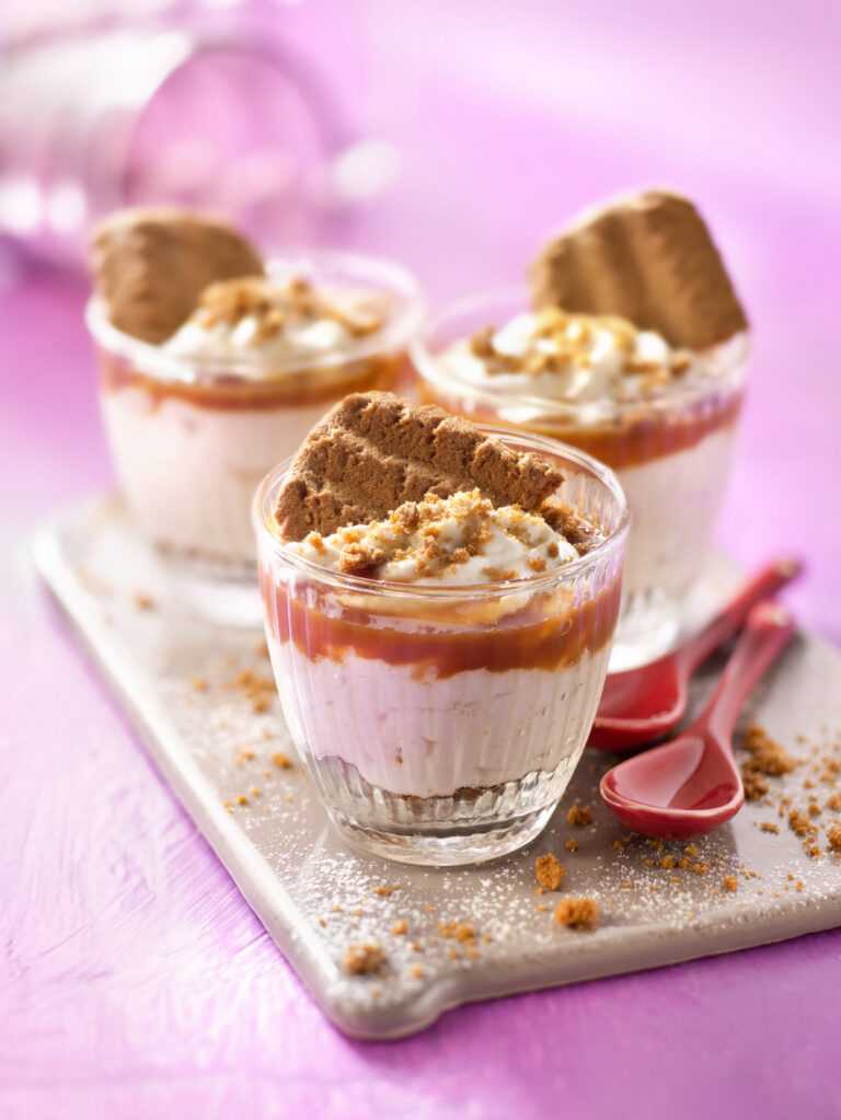 Mousse de petits-suisses aux noix caramélisées et spéculoos