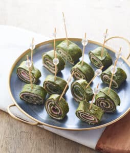 Bouchées apéritives d'omelette roulée aux épinards