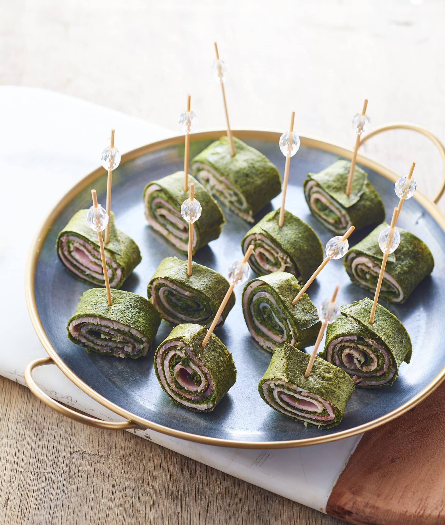 Bouchées apéritives d'omelette roulée aux épinards