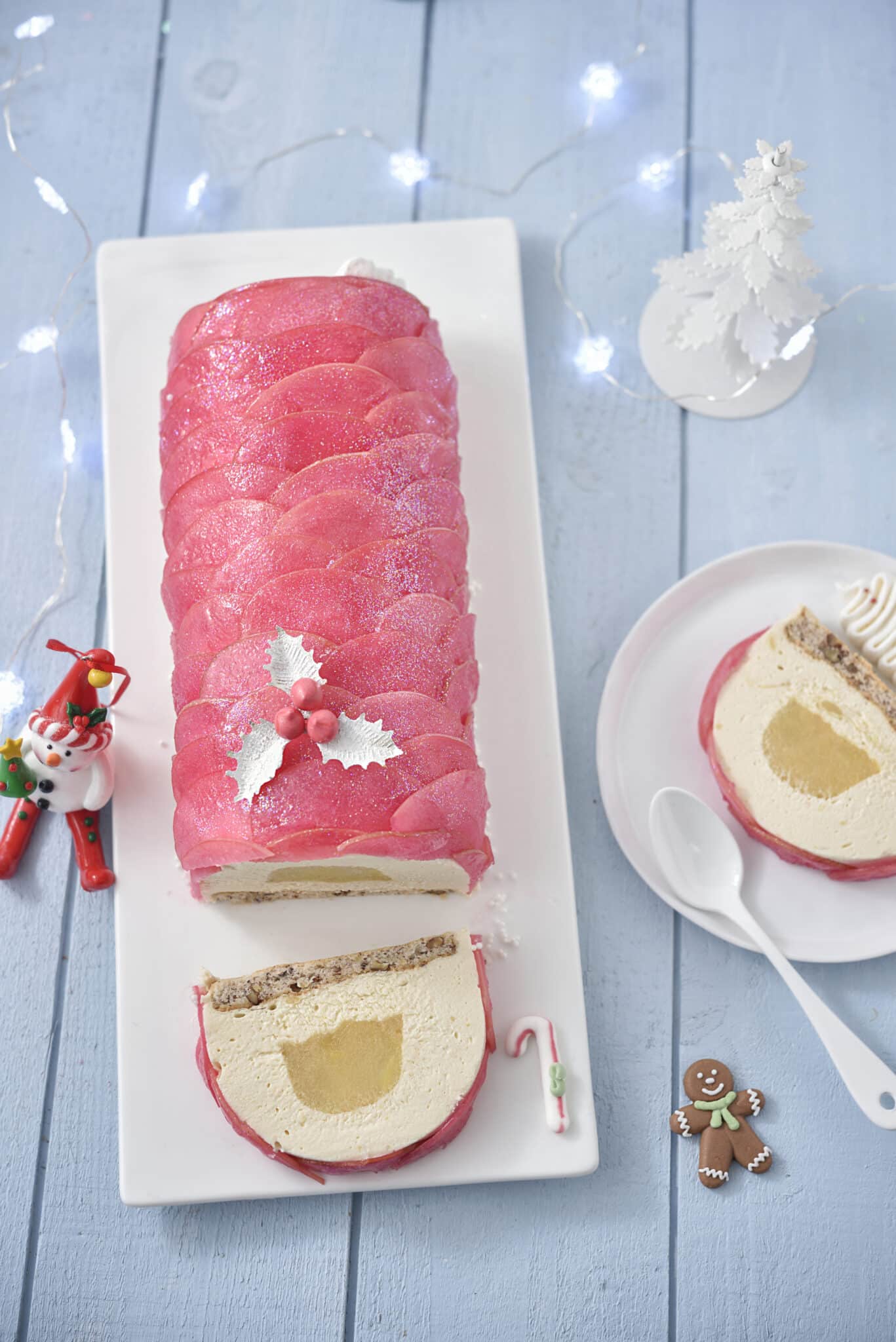 Bûche glacée décor en écailles de pomme roses