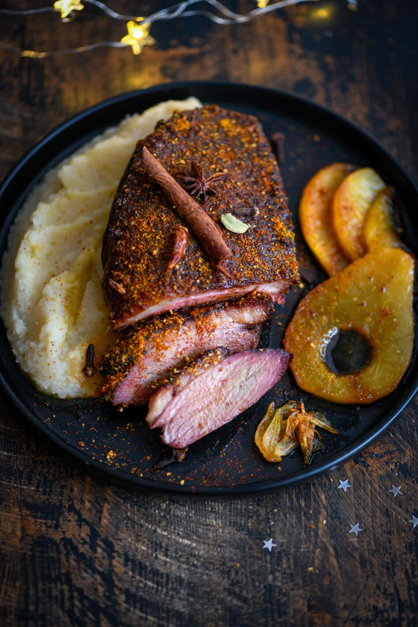 Magret de canard laqué aux poires épicées