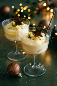 Verrine de velouté de céleri, cubes de pommes caramélisées, chips de sarrasin Verrine de velouté de céleri, cubes de pommes caramélisées, chips de sarrasin